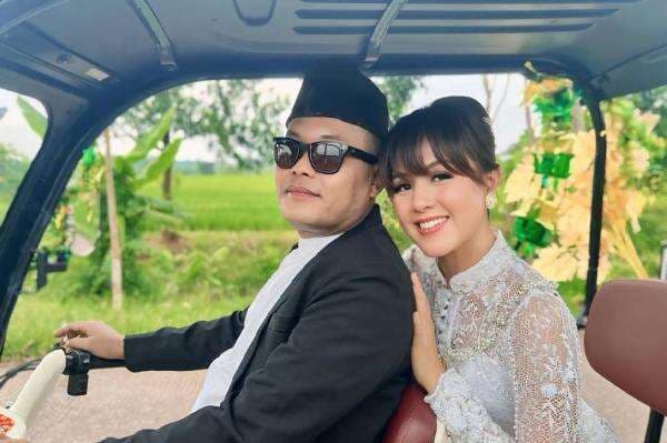 Viral Foto Sule dengan Wanita Berkebaya Putih, Pacar Baru? Viral Foto Sule dengan Wanita Berkebaya Putih, Pacar Baru?