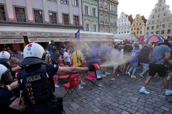 Suporter Chelsea dan Real Betis Bentrok di Polandia jelang Final Liga Konferensi Eropa Suporter Chelsea dan Real Betis Bentrok di Polandia jelang Final Liga Konferensi Eropa