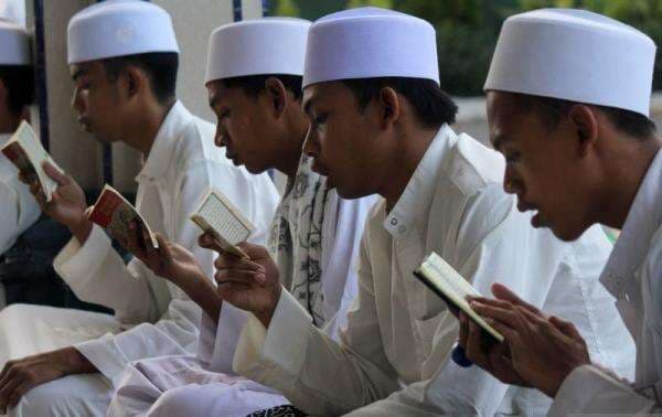 Surat Ghafir Ayat 1-10 Lengkap Teks Arab dan Terjemahan Indonesia Surat Ghafir Ayat 1-10 Lengkap Teks Arab dan Terjemahan Indonesia