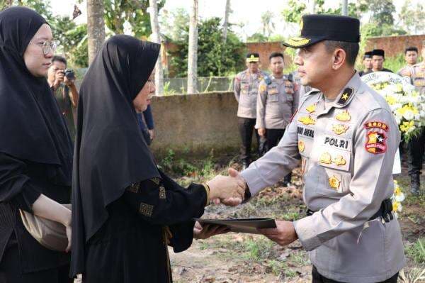 Surat Kenaikan Pangkat 3 Polisi Gugur saat Gerebek Sabung Ayam Diantar ke Pihak Keluarga Surat Kenaikan Pangkat 3 Polisi Gugur saat Gerebek Sabung Ayam Diantar ke Pihak Keluarga