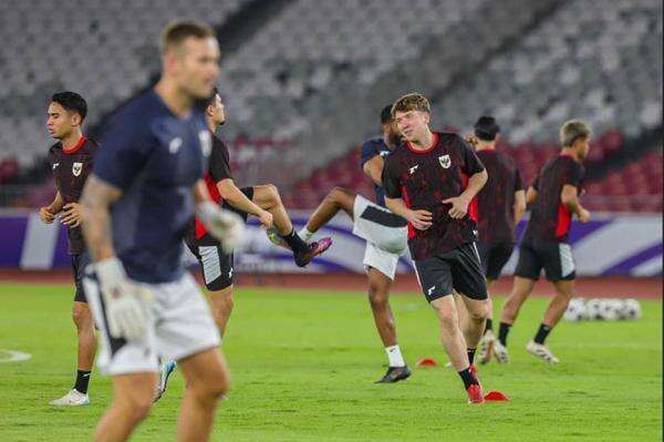 Pemeran Berbalas Selingkuh Meriahkan Nobar Indonesia vs Bahrain di La Piazza Pemeran Berbalas Selingkuh Meriahkan Nobar Indonesia vs Bahrain di La Piazza