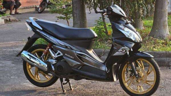 Suzuki Skywave 125, Skutik Kencang dan Boros yang Sedang Naik Daik Daun Suzuki Skywave 125, Skutik Kencang dan Boros yang Sedang Naik Daik Daun