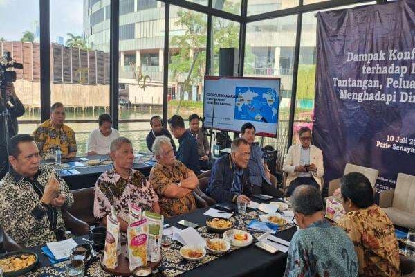 Syahganda Ingatkan Situasi Panggung Politik Global Tak Bisa Dianggap Main-main Syahganda Ingatkan Situasi Panggung Politik Global Tak Bisa Dianggap Main-main