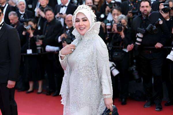Syahrini Tampil Glamor dengan Cincin Berlian Rp35 Miliar di Festival Film Cannes 2025 Syahrini Tampil Glamor dengan Cincin Berlian Rp35 Miliar di Festival Film Cannes 2025