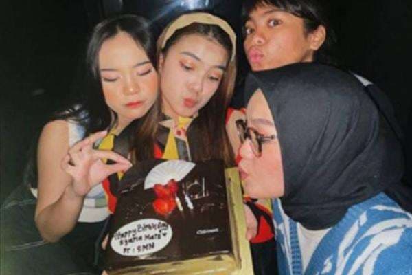 Syarla Marz Ulang Tahun ke-23, Dapat Surprise di Panggung Intimate Concert Syarla Marz Ulang Tahun ke-23, Dapat Surprise di Panggung Intimate Concert