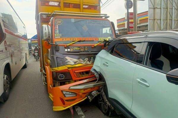 Tabrakan Beruntun di Nagreg Bandung, Truk Diesel Hantam Mobil Listrik dan Ambulans Tabrakan Beruntun di Nagreg Bandung, Truk Diesel Hantam Mobil Listrik dan Ambulans