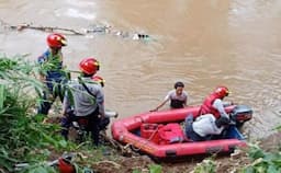  Tak Bisa Berenang, Remaja 17 Tahun Hanyut di Sungai Ciliwung   
