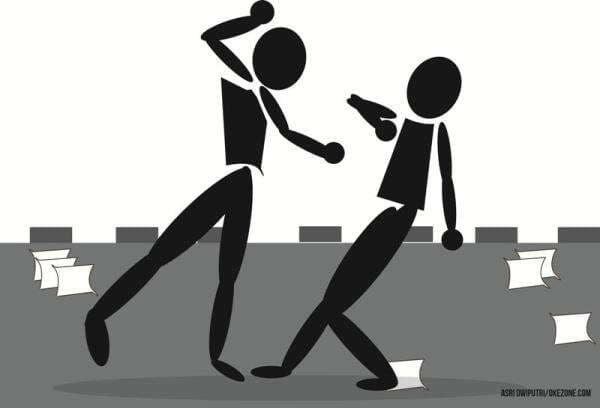 Tak Diberi Uang, Pengamen Pukul Pengunjung Alun-Alun Majalaya Pakai Gitar Ukulele Tak Diberi Uang, Pengamen Pukul Pengunjung Alun-Alun Majalaya Pakai Gitar Ukulele