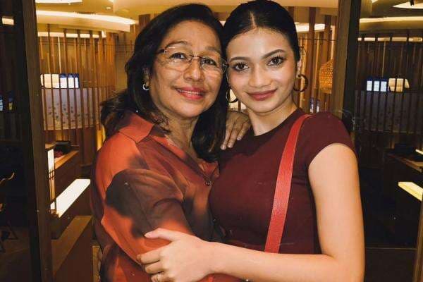 Tak Direstui Orang Tua, Ratu Sofya Pamer Foto Bareng Ibunda Cornelio Sunny Tak Direstui Orang Tua, Ratu Sofya Pamer Foto Bareng Ibunda Cornelio Sunny