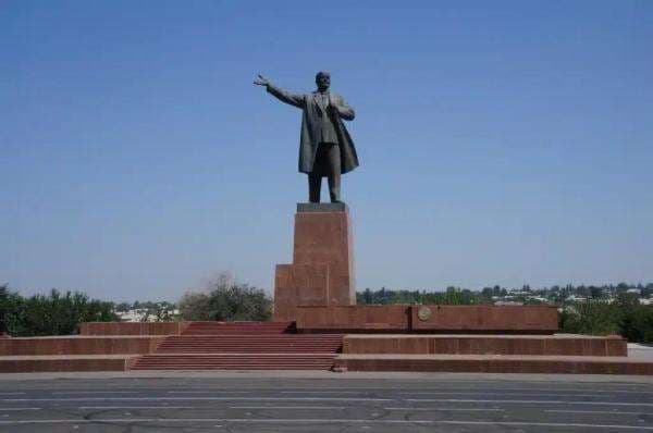 Tak Lagi Relevan, Kyrgyzstan Robohkan Patung Lenin yang Menjulang Tinggi Tak Lagi Relevan, Kyrgyzstan Robohkan Patung Lenin yang Menjulang Tinggi