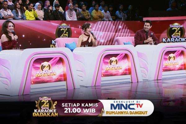 Tak Pernah Putus, Suami Setia Rawat Istri Cedera di Panggung Dangdut 24 Karat MNCTV Karaoke Dadakan Tak Pernah Putus, Suami Setia Rawat Istri Cedera di Panggung Dangdut 24 Karat MNCTV Karaoke Dadakan