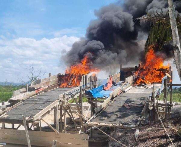 Gempur Tambang Ilegal, Polda Riau Musnahkan 24 Rakit Gempur Tambang Ilegal, Polda Riau Musnahkan 24 Rakit