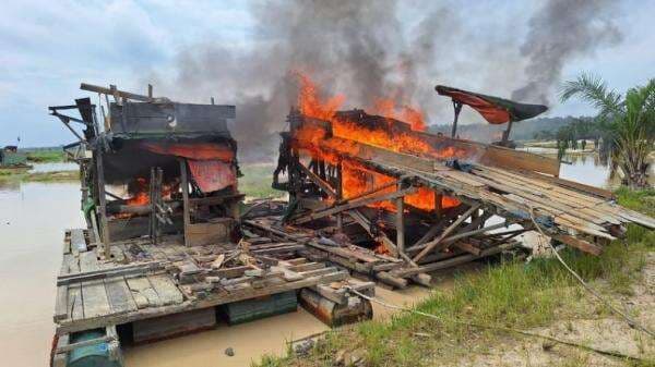 Puluhan Fasilitas Tambang Emas Ilegal di Bungo Jambi Dibakar Aparat Gabungan Puluhan Fasilitas Tambang Emas Ilegal di Bungo Jambi Dibakar Aparat Gabungan