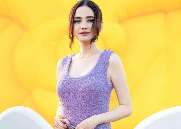 Tampilan Cantik Syifa Hadju dengan Slim Dress Ungu, Pamer Body Goals Seksi Tampilan Cantik Syifa Hadju dengan Slim Dress Ungu, Pamer Body Goals Seksi