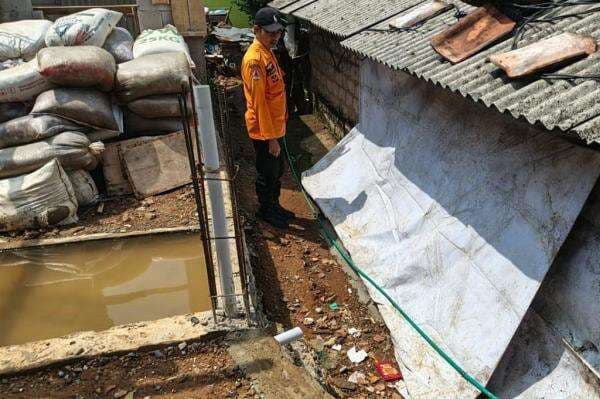 Tanah Longsor Imbas Hujan Deras di Pamijahan Bogor, 2 Warga Terluka Tanah Longsor Imbas Hujan Deras di Pamijahan Bogor, 2 Warga Terluka