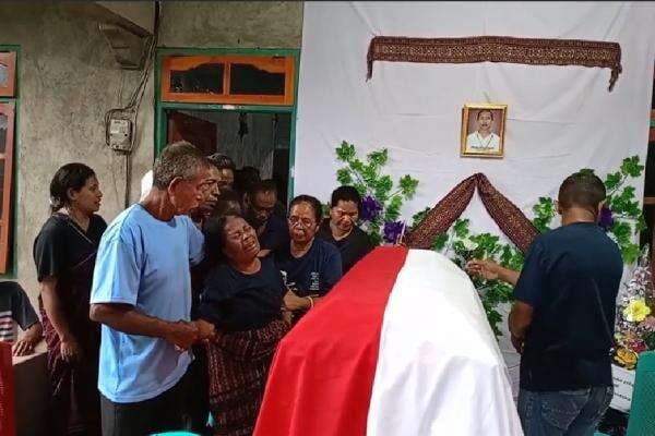 Tangis Histeris Sambut Jenazah Rosalina Rerek Sogen, Guru Korban Kekejaman KKB Papua Tangis Histeris Sambut Jenazah Rosalina Rerek Sogen, Guru Korban Kekejaman KKB Papua