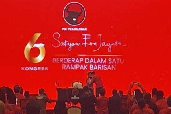 Tangis Megawati Pecah saat Melihat Hasto Hadiri Kongres PDI Perjuangan Tangis Megawati Pecah saat Melihat Hasto Hadiri Kongres PDI Perjuangan
