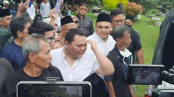 Tangis Keluarga Iringi Pemakaman Mat Solar Tangis Keluarga Iringi Pemakaman Mat Solar