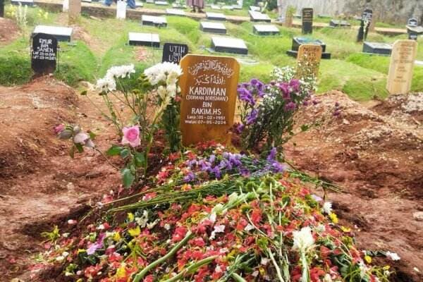 Tangisan Warnai Pemakaman Dorman Borisman Bersama Kakinya yang Diamputasi