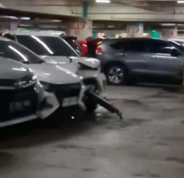 Viral Mobil Tabrak 7 Kendaraan di Parkiran Mal Pakuwon, Pengemudi Diduga Salah Injak Pedal Viral Mobil Tabrak 7 Kendaraan di Parkiran Mal Pakuwon, Pengemudi Diduga Salah Injak Pedal