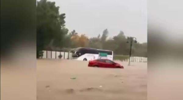 Hujan Deras Guyur Arab Saudi, Makkah dan Madinah Terendam Banjir Hujan Deras Guyur Arab Saudi, Makkah dan Madinah Terendam Banjir