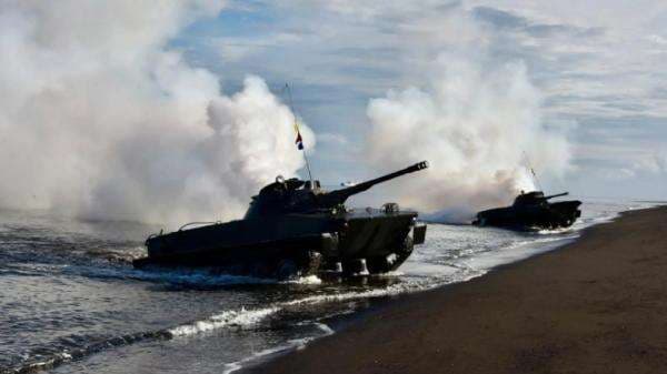 Sangar! Tank Amfibi Marinir TNI AL Serbu Pantai yang Dikuasai Musuh Sangar! Tank Amfibi Marinir TNI AL Serbu Pantai yang Dikuasai Musuh