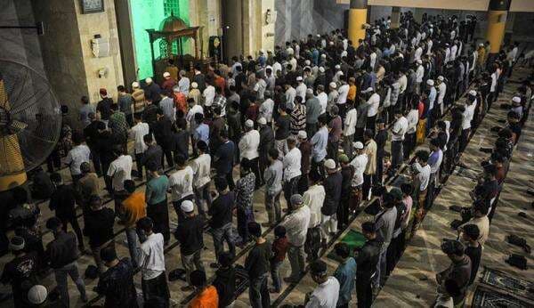 Bacaan Bilal Shalat Tarawih 8 Rakaat 3 Witir Lengkap dengan Jawaban Jemaah, Arab dan Artinya Bacaan Bilal Shalat Tarawih 8 Rakaat 3 Witir Lengkap dengan Jawaban Jemaah, Arab dan Artinya