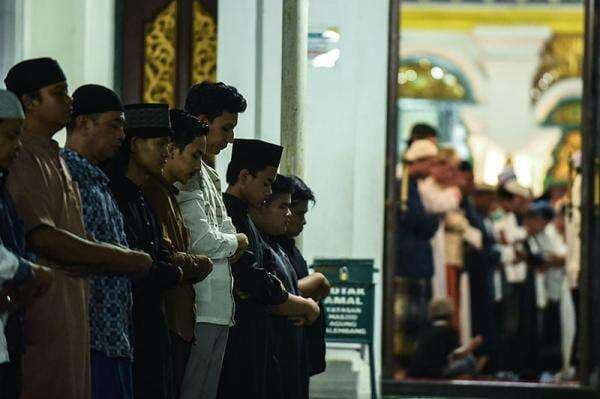 Bacaan Bilal Tarawih 23 Rakaat Lengkap Doa Kamilin, Arab, Latin dan Artinya Bacaan Bilal Tarawih 23 Rakaat Lengkap Doa Kamilin, Arab, Latin dan Artinya