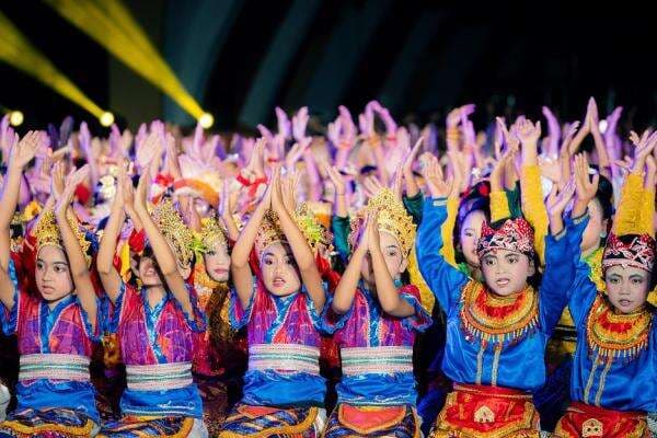 Tarian Nusantara di TMII Diikuti 500 Anak dari Anjungan Sabang hingga Merauke Tarian Nusantara di TMII Diikuti 500 Anak dari Anjungan Sabang hingga Merauke