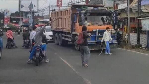 Tawuran Pelajar di Caringin Bogor, Bawa Sajam di Tengah Jalan   
