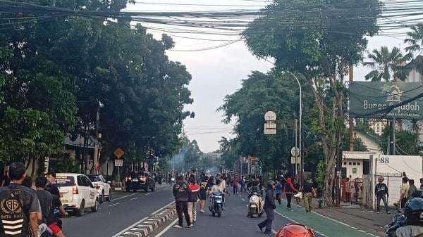 Tawuran di Jalan Saharjo Perbatasan Tebet-Setiabudi, Satu Orang Luka di Kepala Tawuran di Jalan Saharjo Perbatasan Tebet-Setiabudi, Satu Orang Luka di Kepala