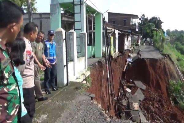 Tebing Tol Semarang ABC Longsor Sepanjang 100 Meter, Tutup Akses ke Permukiman Warga Tebing Tol Semarang ABC Longsor Sepanjang 100 Meter, Tutup Akses ke Permukiman Warga