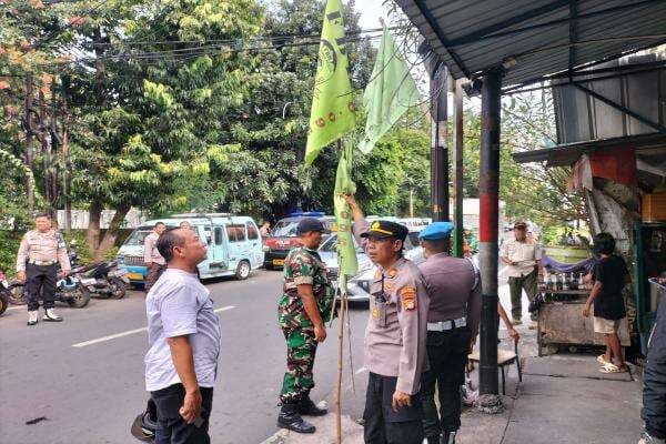 Tegas! Polres Metro Jakarta Pusat Turunkan Ratusan Bendera Ormas Tegas! Polres Metro Jakarta Pusat Turunkan Ratusan Bendera Ormas