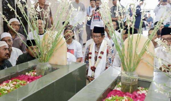 Teladani Perjuangan Pendahulu Bangsa, Mahfud MD Ziarah ke Makam Mbah Ratu Ayu Teladani Perjuangan Pendahulu Bangsa, Mahfud MD Ziarah ke Makam Mbah Ratu Ayu