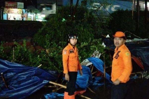 Hujan Deras Guyur Bogor, Tembok Penahan Tanah di Cileungsi Longsor Hujan Deras Guyur Bogor, Tembok Penahan Tanah di Cileungsi Longsor