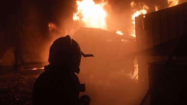 Tempat Penampungan BBM di Tangerang Terbakar, 5 Orang Jadi Korban Tempat Penampungan BBM di Tangerang Terbakar, 5 Orang Jadi Korban