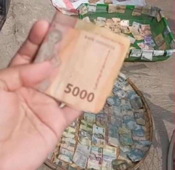 Viral Temuan Uang dalam Plastik di Saluran Air, Netizen: Awas Jadi Tumbal Viral Temuan Uang dalam Plastik di Saluran Air, Netizen: Awas Jadi Tumbal
