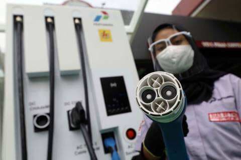 Tenang Mudik Pakai Mobil Listrik, Ini Dia Lokasi SPKLU di Sepanjang Tol Trans Jawa! Tenang Mudik Pakai Mobil Listrik, Ini Dia Lokasi SPKLU di Sepanjang Tol Trans Jawa!