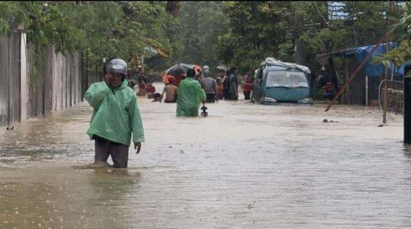 Tenggarong Kalimantan Timur Lumpuh, Banjir di Mana-Mana Tenggarong Kalimantan Timur Lumpuh, Banjir di Mana-Mana