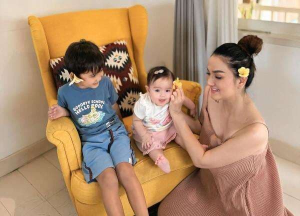 Tengku Dewi Ungkap Reaksi Mengejutkan Andrew Andika Tahu Bayaran Sekolah Anaknya di Bali Tengku Dewi Ungkap Reaksi Mengejutkan Andrew Andika Tahu Bayaran Sekolah Anaknya di Bali