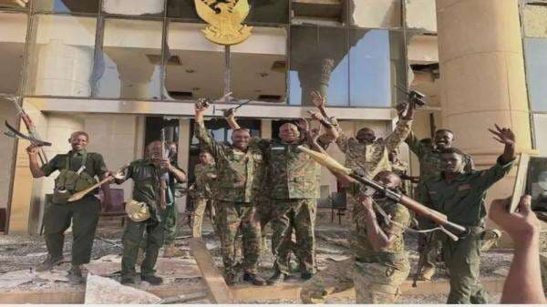 Tentara Sudan Kuasai Istana Kepresidenan, Pemberontak Masih Tebar Ancaman Tentara Sudan Kuasai Istana Kepresidenan, Pemberontak Masih Tebar Ancaman