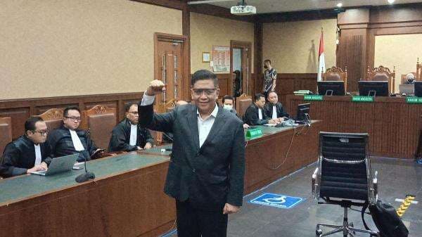 Hasto Masuki Ruang Sidang, Teriakan Merdeka Menggema Hasto Masuki Ruang Sidang, Teriakan Merdeka Menggema