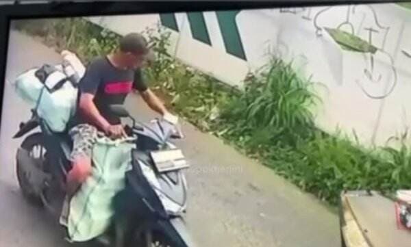 Terekam CCTV, Motor Kurir Beserta Paket-paketnya Digondol Maling di Pancoran Mas Depok