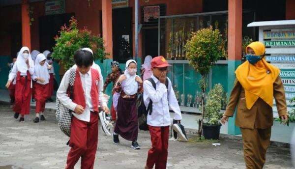 Terganggu Bau Gas Kimia dari Pabrik Chandra Asri, Siswa SD di Cilegon Dipulangkan Terganggu Bau Gas Kimia dari Pabrik Chandra Asri, Siswa SD di Cilegon Dipulangkan