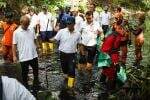 Terjun Bersihkan Sampah Kali Cipinang, Menteri LH Ajak Masyarakat Jaga Mutu Air Sungai Terjun Bersihkan Sampah Kali Cipinang, Menteri LH Ajak Masyarakat Jaga Mutu Air Sungai