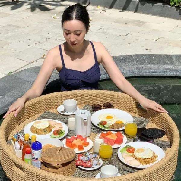 Ternyata Ini Pekerjaan Ibu Livy Renata yang Punya Banyak Cabang Karaoke di Seluruh Indonesia Ternyata Ini Pekerjaan Ibu Livy Renata yang Punya Banyak Cabang Karaoke di Seluruh Indonesia