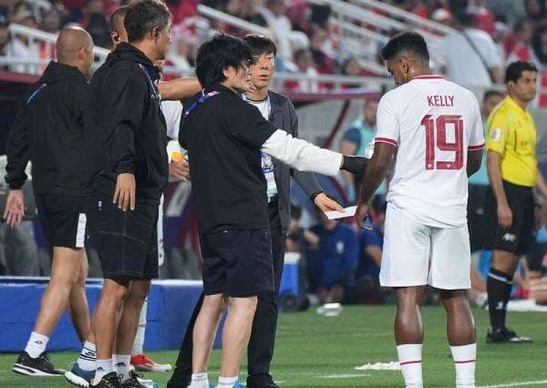 Ternyata Ini Penyebab Shin Tae-yong Keplak Kepala Jeam Kelly Sroyer Ternyata Ini Penyebab Shin Tae-yong Keplak Kepala Jeam Kelly Sroyer