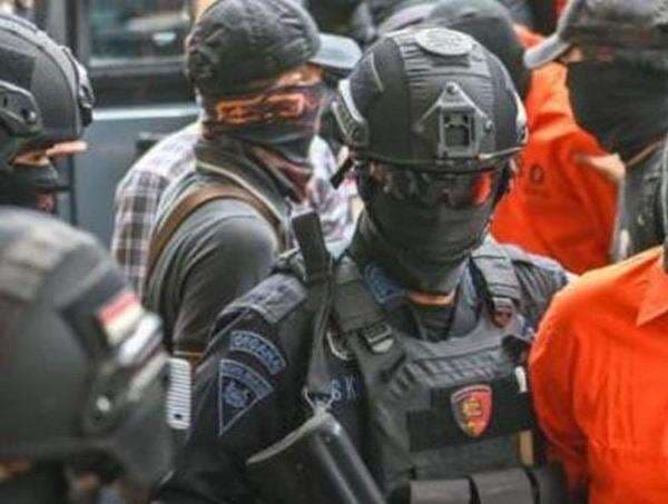 Densus 88 Antiteror Polri Tangkap Terduga Teroris di Rumpin Bogor Densus 88 Antiteror Polri Tangkap Terduga Teroris di Rumpin Bogor