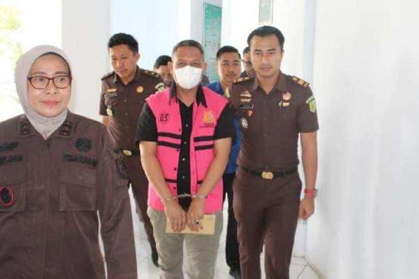 Korupsi Proyek Jembatan, Kasatpol PP Kolaka Timur Dijebloskan ke Penjara Korupsi Proyek Jembatan, Kasatpol PP Kolaka Timur Dijebloskan ke Penjara