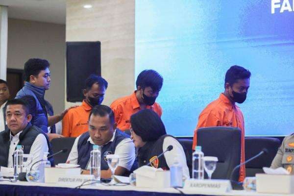 Sosok Admin Grup Fantasi Sedarah yang Ditangkap di Babakan Ciparay Bandung Sosok Admin Grup Fantasi Sedarah yang Ditangkap di Babakan Ciparay Bandung